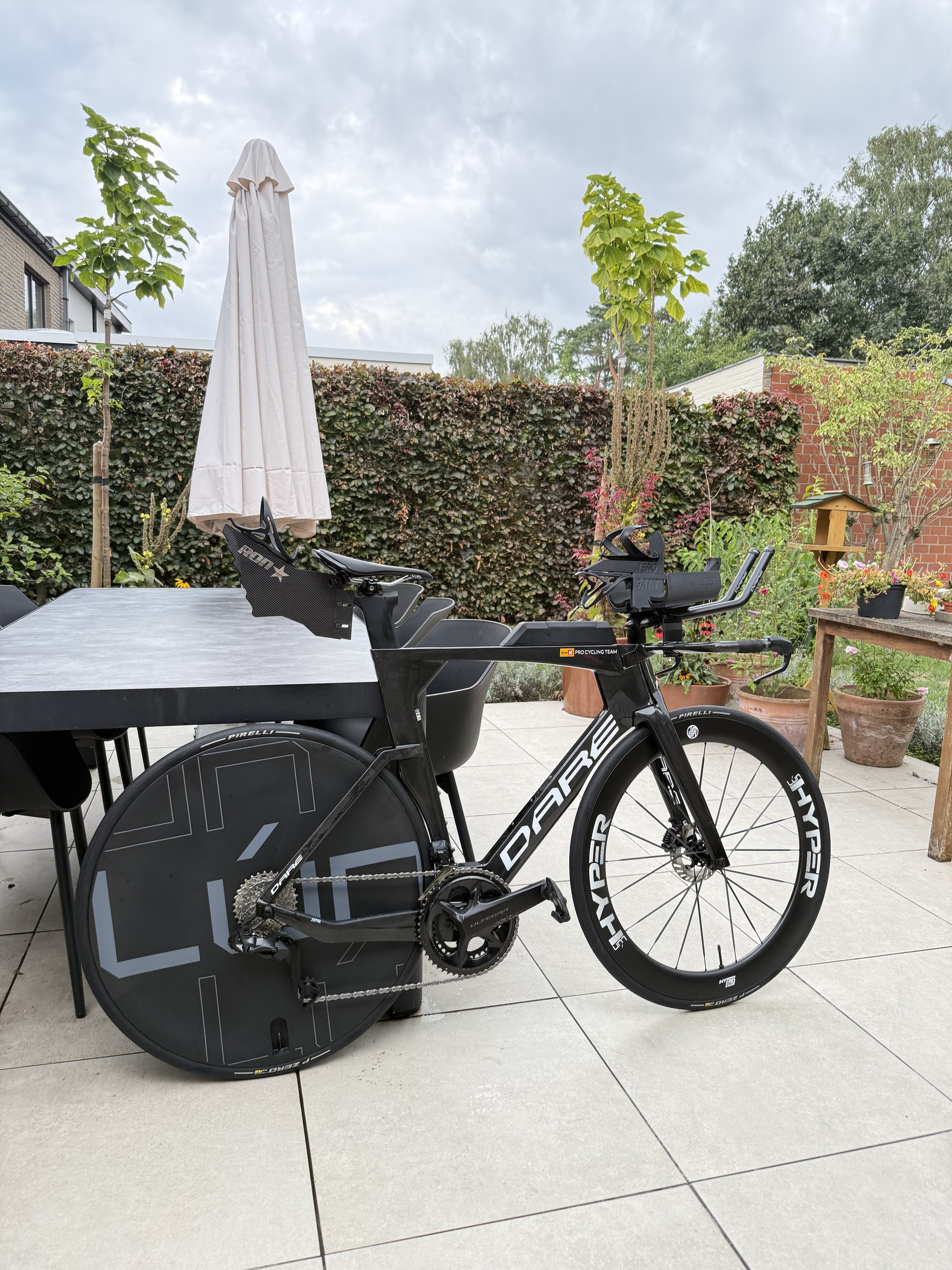 De zwarte Dare TSRf-tijdritfiets met schijfwiel op een terras