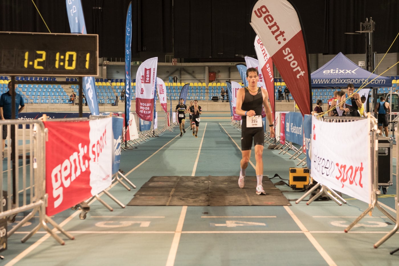 Loran Maes komt over de finish van Mr T in een sporthal in Gent, in 2021
